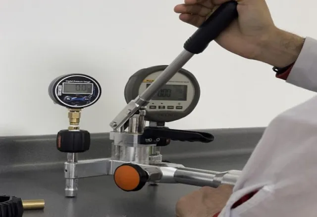 Alquiler de de Bomba Manual Hidráulica S506 0–690 Bar (10,000 PSI) | Equipos para Calibración de Pre